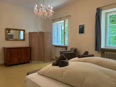 Ein Bett oder Betten in einem Zimmer der Unterkunft Ferienwohnung Villa Victoria mit grandiosem Seeblick und Gartennutzung in Jugendstil Villa