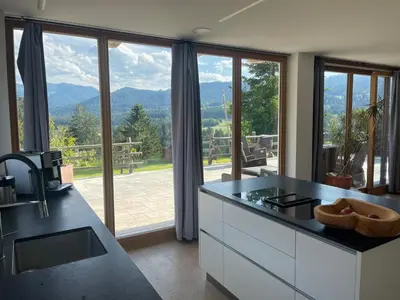 Ein allgemeiner Bergblick oder ein Berglick von der Villa aus