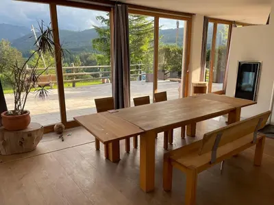 Ein allgemeiner Bergblick oder ein Berglick von der Villa aus