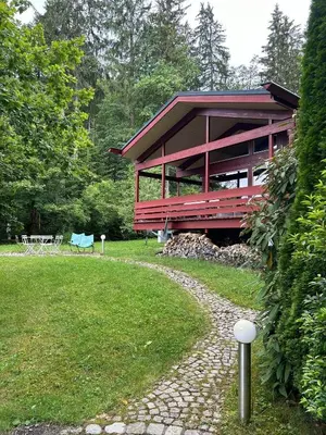 Ein Garten an der Unterkunft Das Rote Haus am See