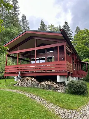 Das Gebäude in dem sich das Ferienhaus befindet