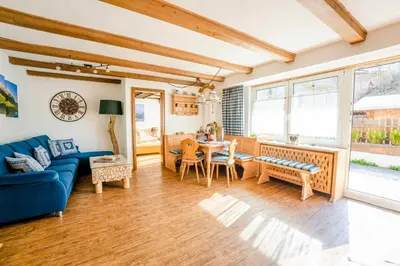 Ein Sitzbereich in der Unterkunft Ferienwohnung Linderspitzblick