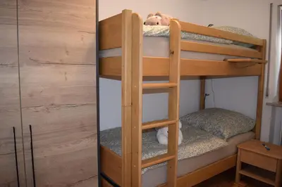 Ein Etagenbett oder Etagenbetten in einem Zimmer der Unterkunft Haus Tala
