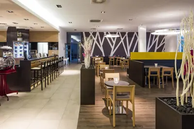 Ein Restaurant oder anderes Speiselokal in der Unterkunft Star G Hotel Premium München Domagkstraße