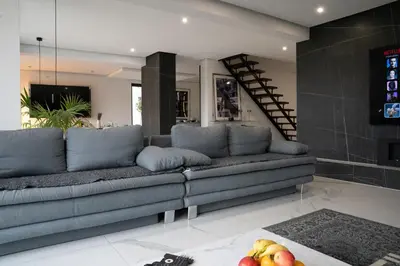 Ein Sitzbereich in der Unterkunft Luxury Loft I Pool, Whirlpool & Sauna I Close to Munich