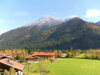Ein allgemeiner Bergblick oder ein Berglick von der Ferienwohnung aus