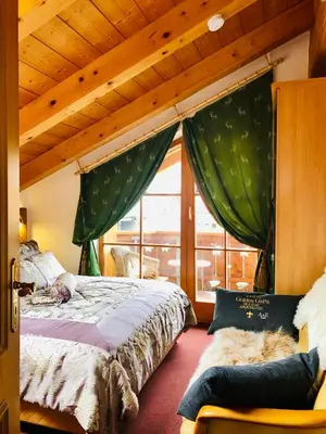 Ein Bett oder Betten in einem Zimmer der Unterkunft Golden GaPa Penthouse 1
