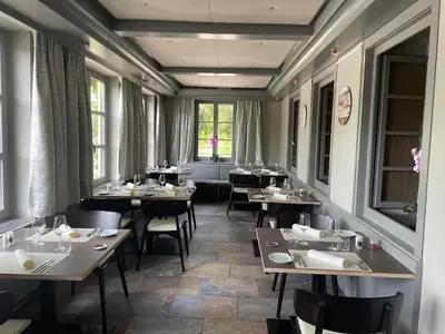 Ein Restaurant oder anderes Speiselokal in der Unterkunft Gästehaus Altes Fährhaus