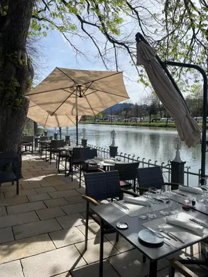 Blick auf einen Fluss in der Nähe des Hotels