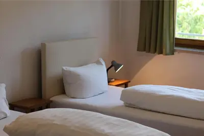 Ein Bett oder Betten in einem Zimmer der Unterkunft Pension Hubertusstuben