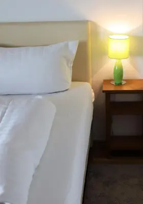 Ein Bett oder Betten in einem Zimmer der Unterkunft Pension Hubertusstuben