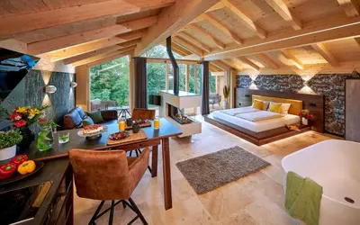 Ein Bett oder Betten in einem Zimmer der Unterkunft ÜbermAlztal Chalet Alzblick Ferienwohnung