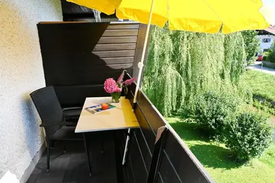 Ein Garten an der Unterkunft ChiemseeTraum