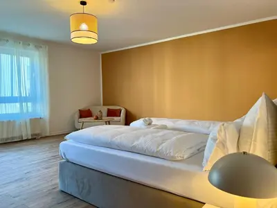Ein Bett oder Betten in einem Zimmer der Unterkunft YUVA HOMES im Lechfeld