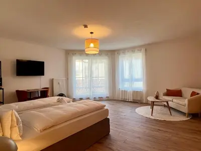 Ein Bett oder Betten in einem Zimmer der Unterkunft YUVA HOMES im Lechfeld