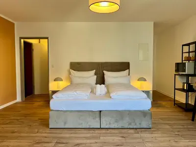 Ein Bett oder Betten in einem Zimmer der Unterkunft YUVA HOMES im Lechfeld