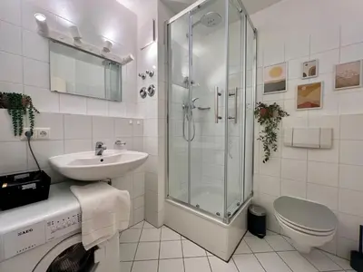 Ein Badezimmer in der Unterkunft YUVA HOMES im Lechfeld
