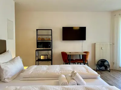 Ein Bett oder Betten in einem Zimmer der Unterkunft YUVA HOMES im Lechfeld