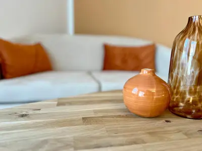 Ein Sitzbereich in der Unterkunft YUVA HOMES im Lechfeld