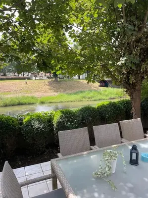 Ein Garten an der Unterkunft Altstadthaus an der Kleinen Donau