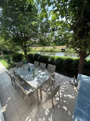Ein Garten an der Unterkunft Altstadthaus an der Kleinen Donau