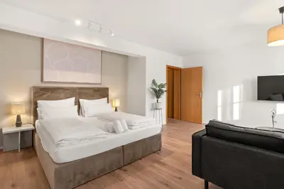 Ein Bett oder Betten in einem Zimmer der Unterkunft YUVA HOMES in Untermeitingen