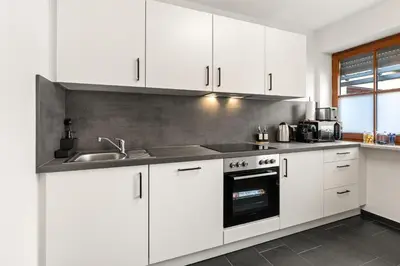 Küche/Küchenzeile in der Unterkunft YUVA HOMES in Untermeitingen