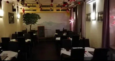 Ein Restaurant oder anderes Speiselokal in der Unterkunft YUVA HOMES in Untermeitingen