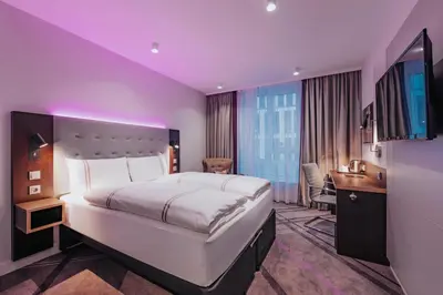 Ein Bett oder Betten in einem Zimmer der Unterkunft Premier Inn Rosenheim City Lokhöfe