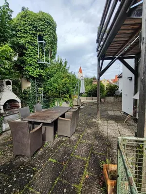 Ein Garten an der Unterkunft Altbau-Traum mit Riesen-Dachterrasse