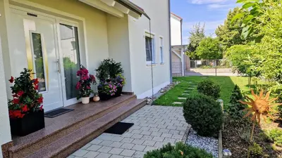 Ein Garten an der Unterkunft Ferienwohnung Ingolstadt Eichstätt Altmühltal