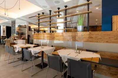 Ein Restaurant oder anderes Speiselokal in der Unterkunft Bayer 89 Vi Vadi Hotel