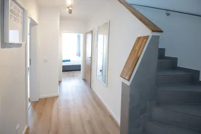 Grundriss der Unterkunft CASA8070 - Exklusive große Maisonette-Wohnung 91 qm für Familien, Gruppen, Geschäftsreisende, inklusive Parkplatz, WLAN, Kaffee und Tee, voll ausgestattet für 1 bis 9 Personen, zentrumsnah an der Autobahn A9 Ingolstadt-Süd