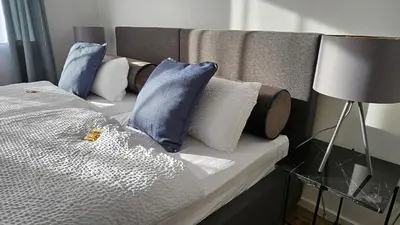 Ein Bett oder Betten in einem Zimmer der Unterkunft CASA8070 - Exklusive große Maisonette-Wohnung 91 qm für Familien, Gruppen, Geschäftsreisende, inklusive Parkplatz, WLAN, Kaffee und Tee, voll ausgestattet für 1 bis 9 Personen, zentrumsnah an der Autobahn A9 Ingolstadt-Süd