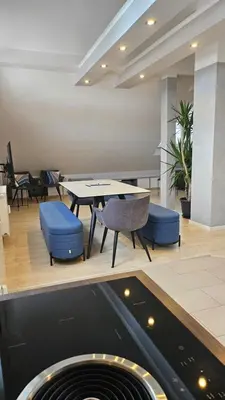 Ein Sitzbereich in der Unterkunft CASA8070 - Exklusive große Maisonette-Wohnung 91 qm für Familien, Gruppen, Geschäftsreisende, inklusive Parkplatz, WLAN, Kaffee und Tee, voll ausgestattet für 1 bis 9 Personen, zentrumsnah an der Autobahn A9 Ingolstadt-Süd