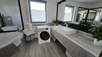 Ein Badezimmer in der Unterkunft CASA8070 - Exklusive große Maisonette-Wohnung 91 qm für Familien, Gruppen, Geschäftsreisende, inklusive Parkplatz, WLAN, Kaffee und Tee, voll ausgestattet für 1 bis 9 Personen, zentrumsnah an der Autobahn A9 Ingolstadt-Süd