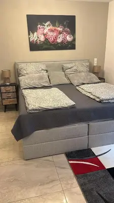 Ein Bett oder Betten in einem Zimmer der Unterkunft Einzimmerwohnung mit Küche und großem Bad