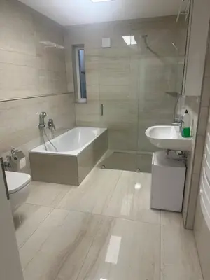 Ein Badezimmer in der Unterkunft Einzimmerwohnung mit Küche und großem Bad