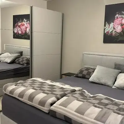 Einzimmerwohnung mit Küche und großem Bad