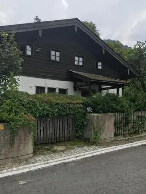 Das Gebäude in dem sich das Privatzimmer befindet