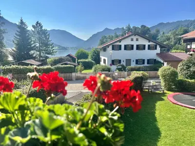 Ein allgemeiner Bergblick oder ein Berglick von des Ferienhauses aus