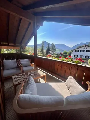 Ein allgemeiner Bergblick oder ein Berglick von des Ferienhauses aus