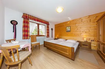 Ein Bett oder Betten in einem Zimmer der Unterkunft Gästehaus Karwendelblick - FerienwohnungParterre