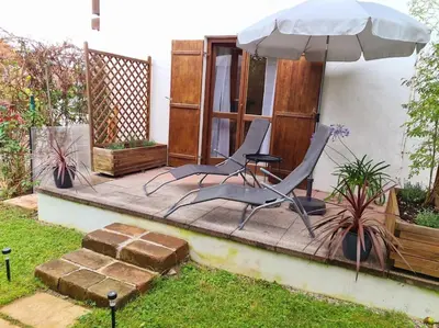 Ein Garten an der Unterkunft Ruhige Ferienwohnung in Bad Tölz