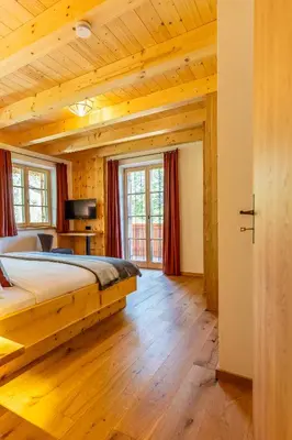 Ein Bett oder Betten in einem Zimmer der Unterkunft Graf Chiemo Suites - direkt am Chiemsee mit separatem Seezugang