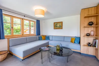 Ein Sitzbereich in der Unterkunft Graf Chiemo Suites - direkt am Chiemsee mit separatem Seezugang