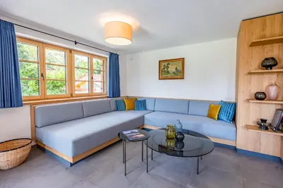 Ein Sitzbereich in der Unterkunft Graf Chiemo Suites - direkt am Chiemsee mit separatem Seezugang