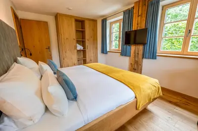 Ein Bett oder Betten in einem Zimmer der Unterkunft Graf Chiemo Suites - direkt am Chiemsee mit separatem Seezugang