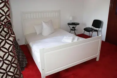 Ein Bett oder Betten in einem Zimmer der Unterkunft Pension De Lux Königsbrunn