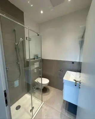 Ein Badezimmer in der Unterkunft Pension De Lux Königsbrunn